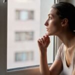 Pessoa refletindo sobre pensamentos e emoções