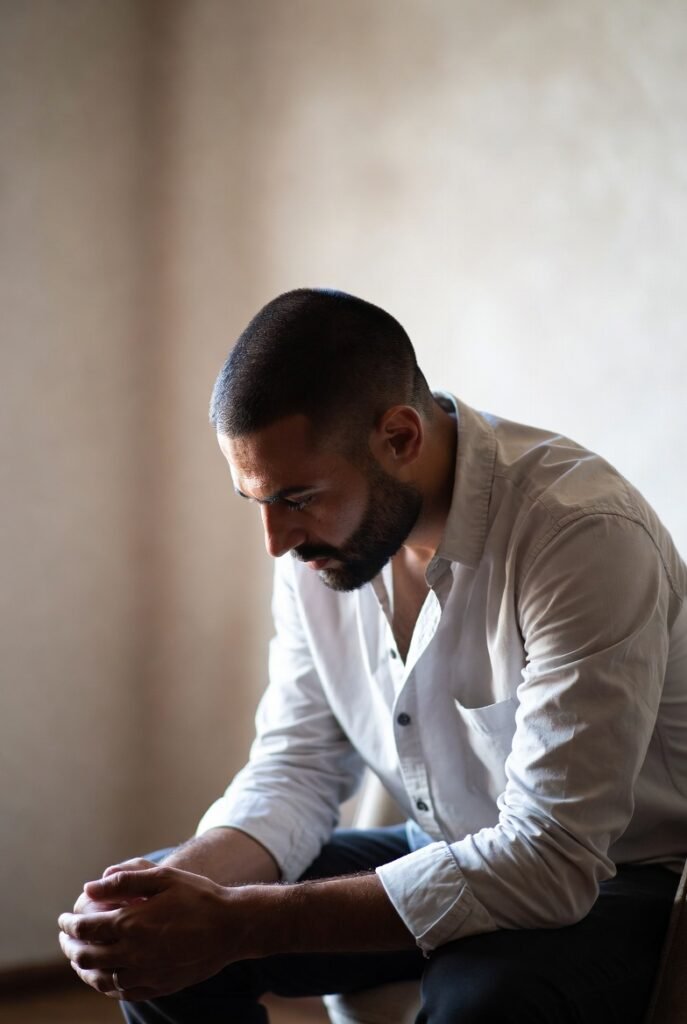 Pessoa observando pensamentos internos