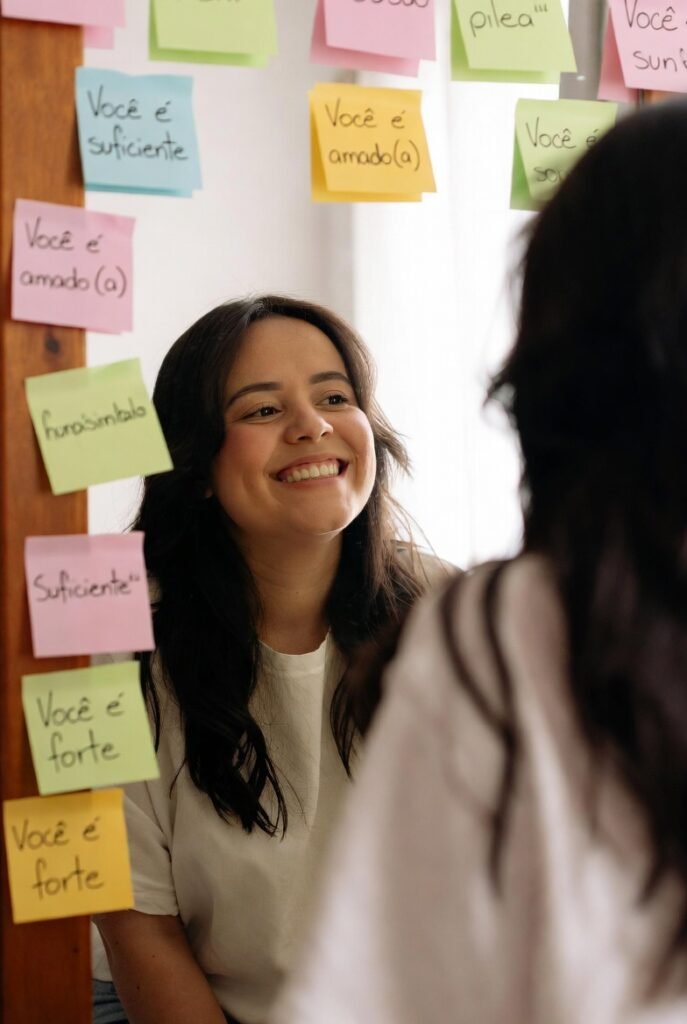 Afirmações positivas no espelho - técnica para reprogramar autocrítica e pensamentos negativos